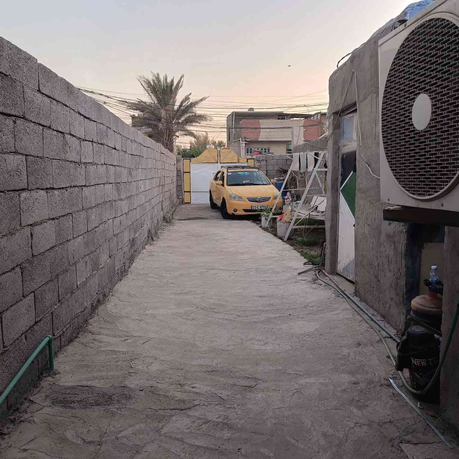 للبيع بيت زراعي + يرهم قطعة أرض
📍 بغداد - الزعفرانية - حي الوليد - شارع سيد هاشم
📄 السند: عقد 35 زراعي
📐 المساحة: 140م² | نزال 28م × وجهية 6م

🏠 المواصفات:
- كراج واسع يتسع سيارة
- مخزن جانبي
- غرفة نوم 5×6
- استقبال + مطبخ 6×6 مفتوحين 
- حمام مشترك 
- السقف: سندويج بنل
- البيت نظيف وبحالة جيدة

✅ الخدمات: كهرباء + مي + مجاري 

💰 السعر: 45  - وبي مجال 

📞 للاتصال والاستفسار: ***********
