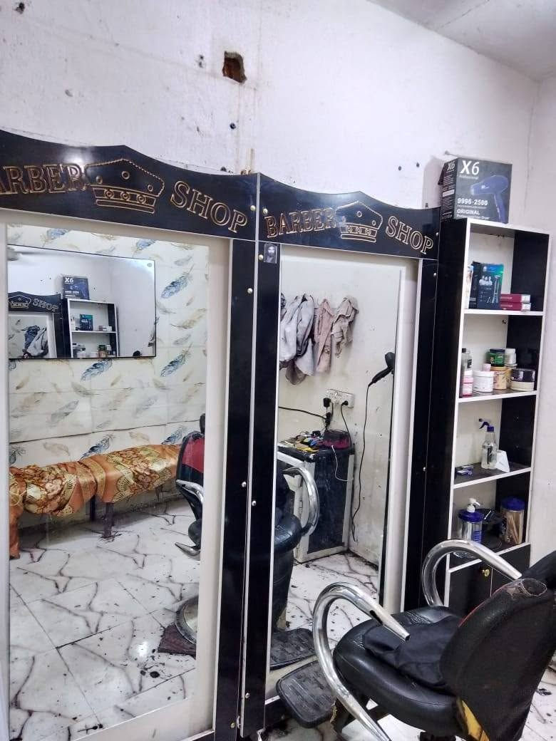 السلام عليكم
مراية حلاقة للبيع مع رفوف مع كرسي حلاقة ++جام خانه 
الاستفسار الاتصال على رقم 
***********
