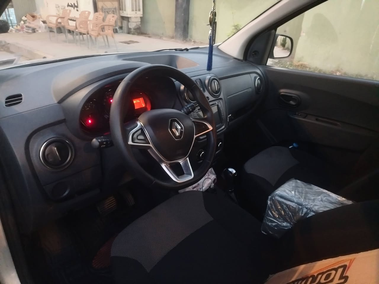 وسلام عليكم سياره للبيع  رينو موديل 2019باب سايك فقض بارد بي _سياره شارص وكاله صحب موجود مال ماساسه سيهره ايشي بيها شارت تبريد تتفيها كير توماتيك
*********** (***********)سعر السياره عل ارقام
