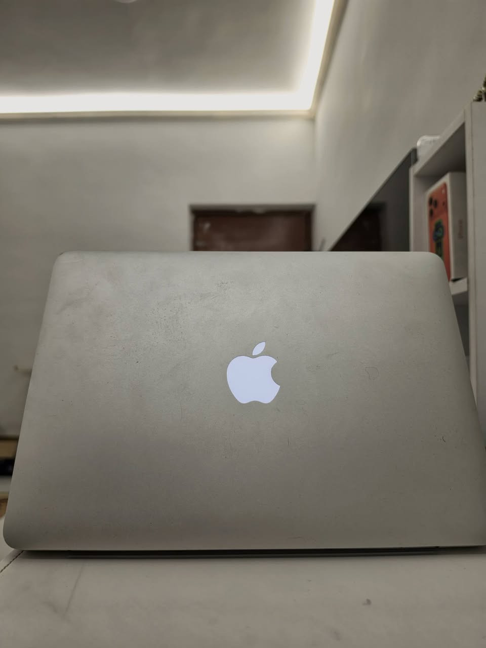 ماك بوك برو 2015 شرق اوسط
Cor i5 
Ram 8g 
Ssd128 
بطاريتة 100 مشحون ١٣ مرة 
سعرة 300الف 
رقم الاتصال ***********
