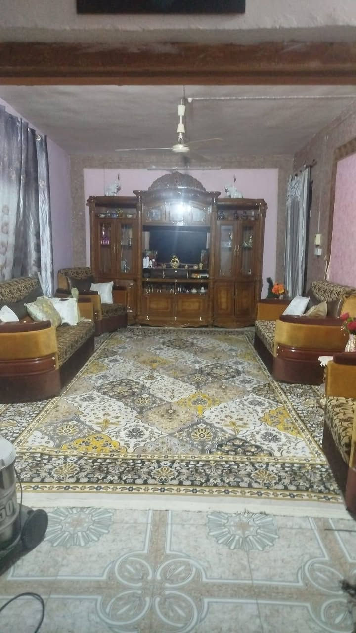 بيت للبيع طابو زراعي سند ٢٥ المساحة ١٨٥ م² طابقين الطابق الأرضي يتكون من غرفتين نوم واستقبال وصالة ومطبخ وصحيات البناء طابوق والسقف صب مسلح 
والطابق الثاني غرفتين نوم وصالة البناء ثرمستون والسقف صب مسلح 
الموقع السدة القصبة القديمة قرب السوق 
السعر المطلوب ٦٣ مليون 
هاتف *********** ابو محمد
عنوان المكتب المسيب شارع الكراج الموحد مقابل إعدادية التجارة للبنات
