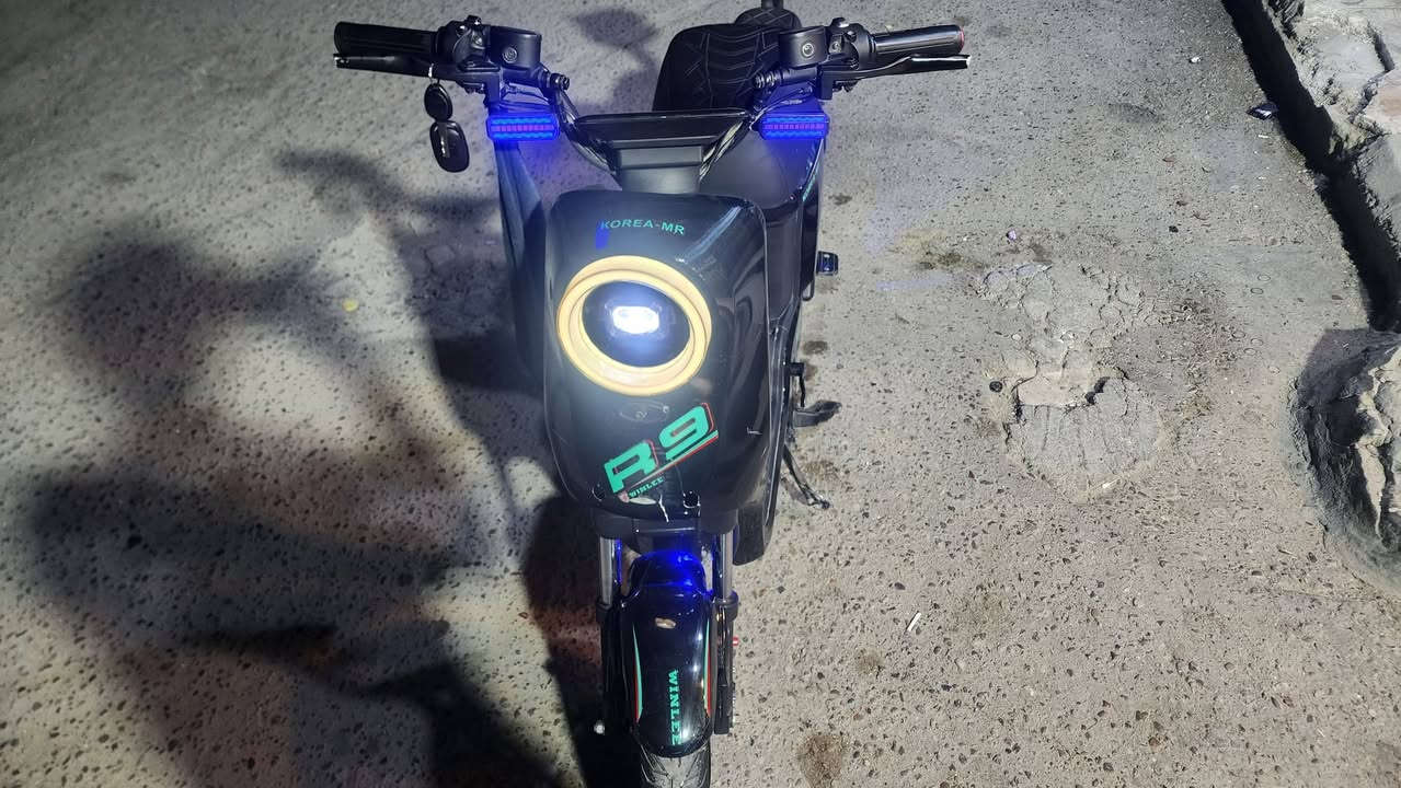 دراجة شحن R9 للبيع مبدله بطاريات جديده قبل اسبوع غراضها كلها كامله و دراجه نظيفه وبيها سماعات بلوتوث رايدها ب 400 الف و بيها مجال بسيط 
اتصال فقط ***********
