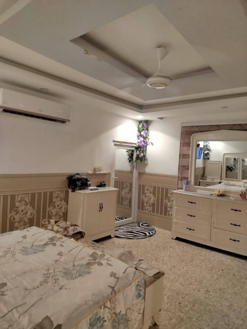 للبيع دار ملك صرف بناء حديث طابق واحد المساحه ٢٠٠م حي السلام الثانية شارع ام البنين وبسعر مناسب إتصال ***********
