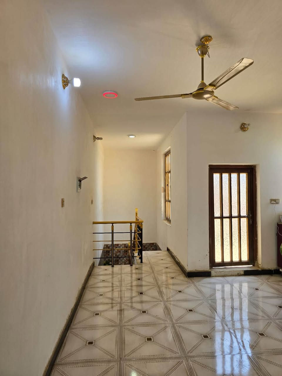 سلام عليكم بيت طابقين مساحه 100طابو صرف "سقف وساس صب موقع حي الحسين شارع سيد حسن خلف مدرسه النبراس  اسعر 95وبي مجال الاستفسار ***********
