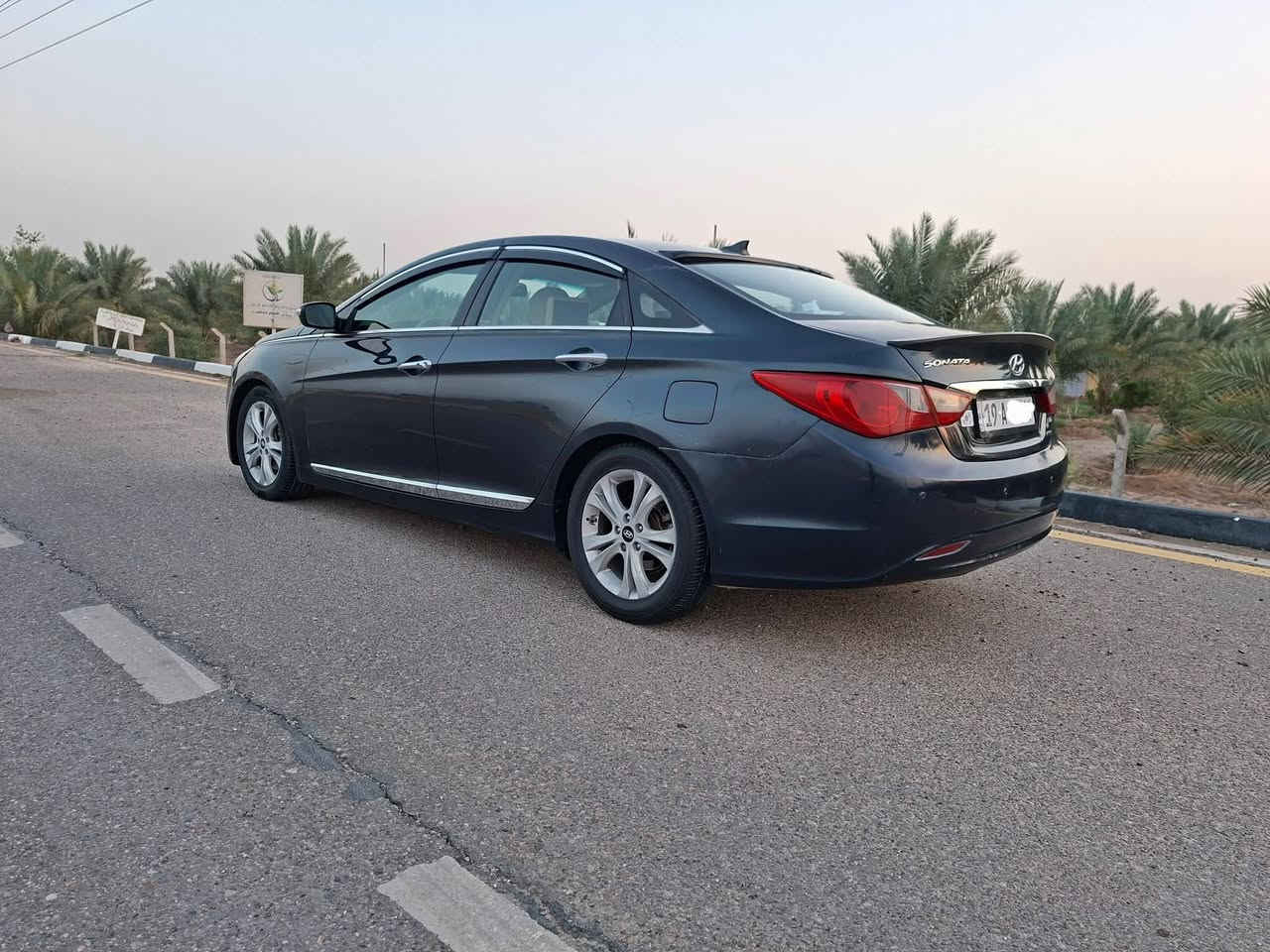 سوناتا مضلع للبيع موديل 2013    لمتد فول مواصفات 1/1  فئة pi وارد امريكي
‏رقم كربلاء انكليزي  بأسمي  شرط التحويل ومكانها كربلاء محرك 2400   مكينه وكير مكفولات  
‏المواصفات 
‏بصمة تشغيل + بصمة ابواب  
‏تبريد  قطعتين امامي خلفي 
‏تبريد+ تدفئه بالكشنات+ كشن كهربائي 
‏فتحة قماره سلايد روف 
‏داخل لونين 
‏تحكمات ستيرن جهتين + مثبت سرعه كروز + نظام ايكو 
‏ثلاث شاشات + كاميرا خلفية + اشاير بالمري  السياره جاهزه للاخير حداديه وكهربائيات مابيها كل نقص  
‏  حادثها من امريكا قبق جنطه+ ثلاث قطع صبغ  
‏السعر 97$ 
‏رقم الهاتف  : ***********
‏               ***********
‏
‏
