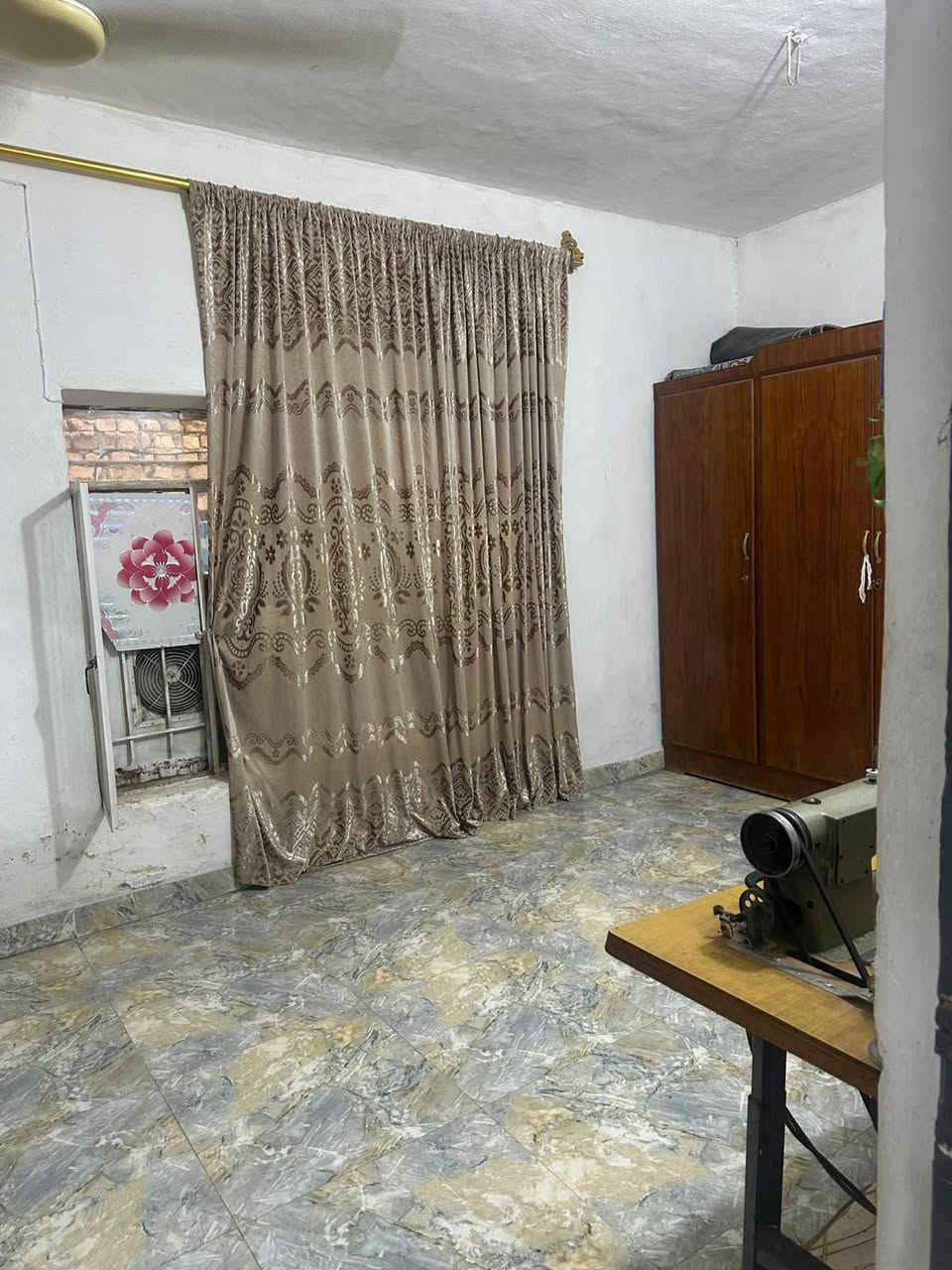 السلام عليكم بيت للبيع المكان الحرية قرب مجمع بركات الرحمان :  المساحة 240

تفاصيل البيت صاله كبيرة وكلدور ومطبخ واربع غرف ثنينن جوه وثنين فوك حمام داخلي صحيات خارجيه حديقه خارجيه مناور كبيره  الاستفسار والاتصال ع رقم ***********
