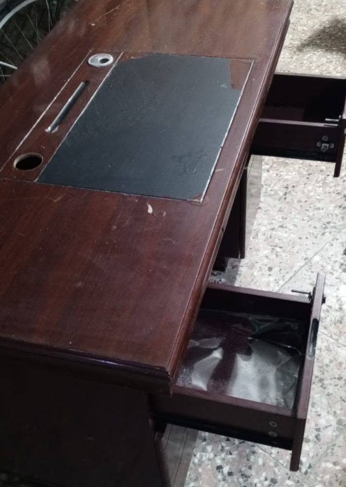 سلام عليكم للبيع مكتب صاج المكان بغداد شهداء البياع للاستفسار الاتصال عل الرقم *********** رصيد

