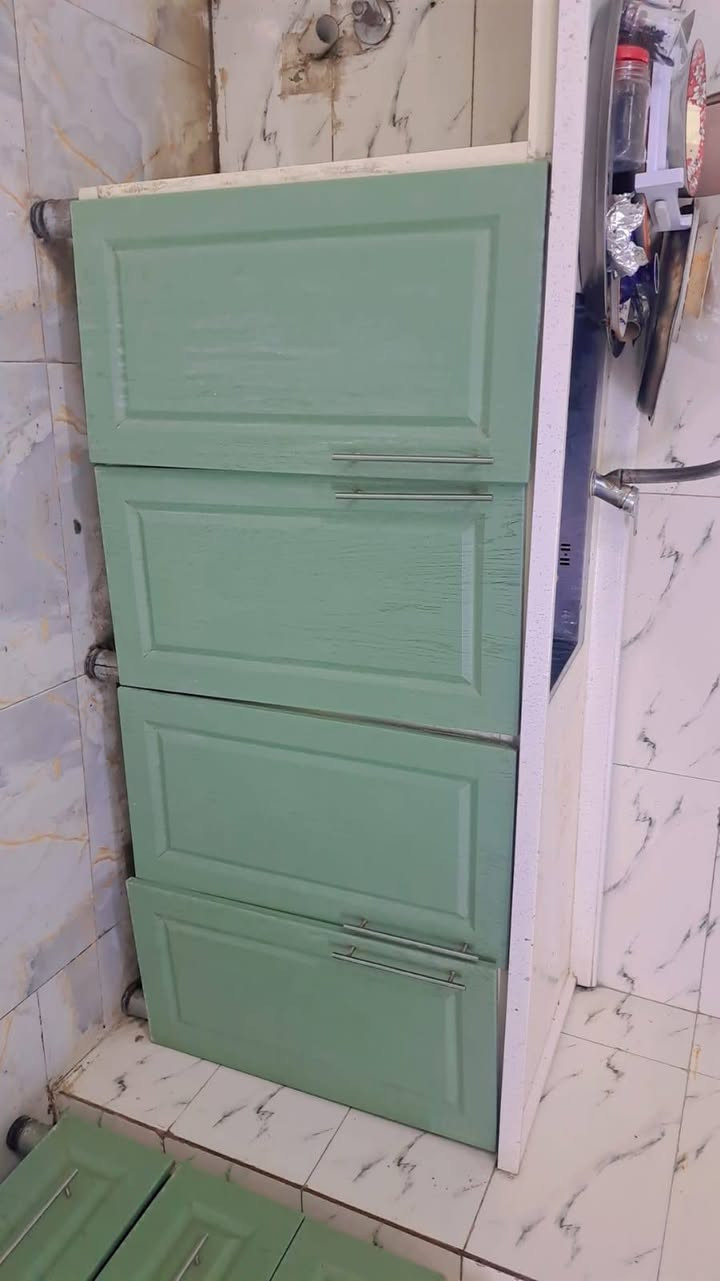 سلام عليكم للبيع كاونتر مستعمل نظيف نجف شعر مناسب
