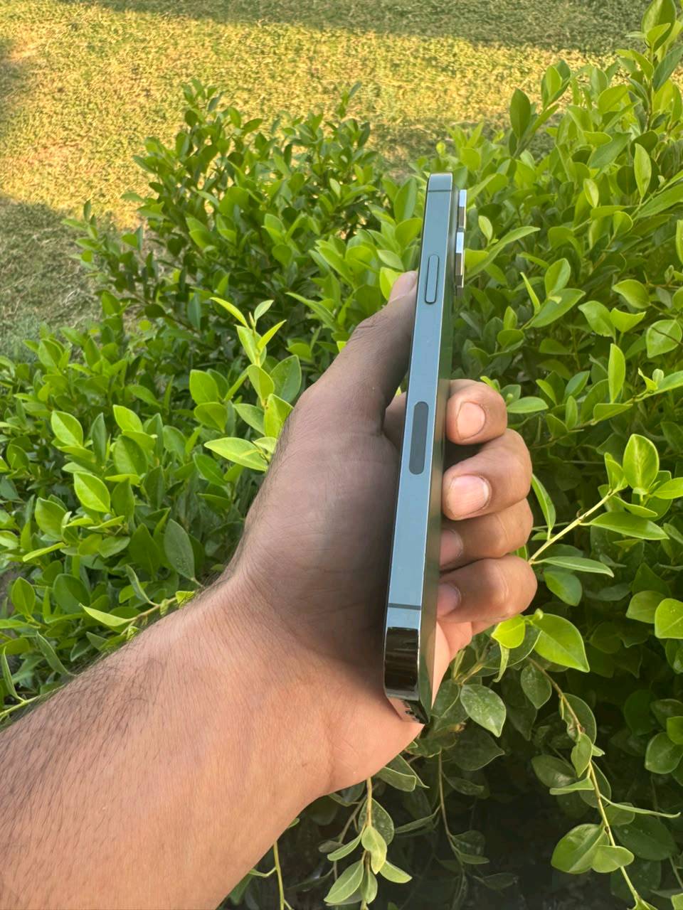 13 برو ماكس ذاكره 128 بطاريه 80مكفول ما مبدل بي اي قطعه فقط الكامره الاساسيه الصوره مرات تقرب ٥ اكس ومرات١٥ اكس اما كامرة السناب كلشي ما بيها تقرب طبيعيه ليش صارت ويه الكامره ما ادري و الخلل فقط زومممم قفط السعر 600 بي مجال شويه 
