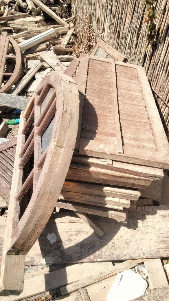 سلام عليكم عندي هذن بيبان وجراجيب وشبابيك بيهن صاج وبيهن لا سعرهن 50قفل شلع
***********
