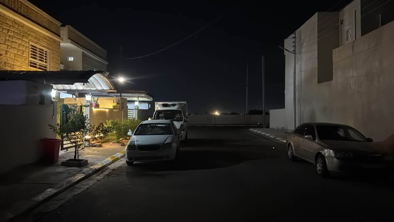 🏡 فرصة استثمارية وسكنية لا تُعوّض | منزل للبيع في مجمع القرية الأنكليزيه
هل تبحث عن السكن الراقي والراحة التامة؟ منزل أحلامك بانتظارك في موقع مميز وبمواصفات بناء رقم واحد!

​📌 تفاصيل وعقارات العقار:

​المساحة: 200 متر مربع.

​الموقع: بصف الركن – شارع عريض بعرض 15 متر.

​الحالة: جاهز للسكن الفوري.

​🏗 التصميم والمعمار (درجة أولى):

​عدد الطوابق: طابقين متكاملين.

​الواجهة: حجر حلان فاخر وبناء عصري.

​غرف النوم: 4 غرف نوم واسعة.

​الاستقبال: صالة استقبال فخمة وفسيحة.

​الخدمات: 3 مجموعات صحية متكاملة.

​الخارج: حديقة منزلية مرتبة.

​💰 السعر وطريقة الدفع:

​السعر: السعر الكلي 160 مليون 

يباع بمقدمه 65 مليون بيه مجال 

وباقي المبلغ يدفع على شكد اقساط شهريه 549 ألف شهري بدون قسط سنوي 

​📞 للتواصل والاستفسار أو لمعاينة المنزل:

​رقم الهاتف: [***********)***********]

​الموقع: مجمع القرية الانكليزيه
