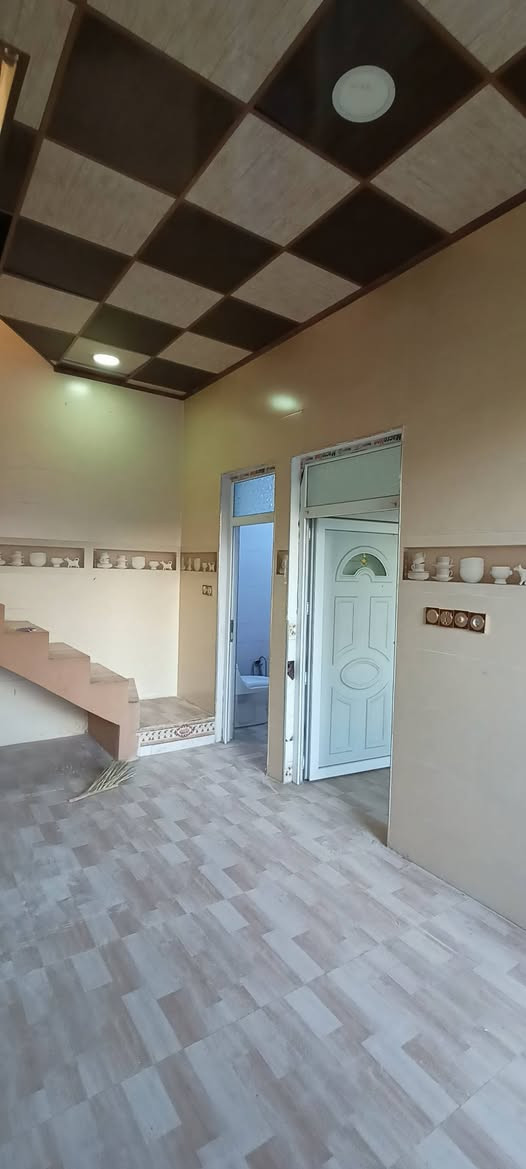 دار للايجار 🏠
حي عدن قرب جامع محمد رسول الله 
مساحة 💯م
غرفة نوم وهول واستقبال ومشتملات 
الدار فول نظافة بورسلين سقوف ثانوية سيراميك...
للاستفسار مراجعة مكتب المازن حي البكر شارع المنظمة قرب المركز 
او الاتصال على 📞☎️***********
