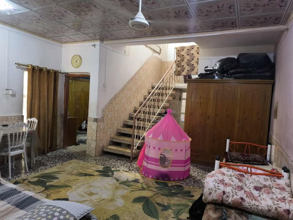 دار في حي المكرمة قرب السوق المسقف  قرب مكتب الرشيد رقمه ١٠١٠٨ مربع مقتطع من الركن مساحته ١٠٦ أمتار شيلمان غرفة وصالة ومطبخ واستقبال وطارمة كبيرة وحمام مشترك داخل المكشوفة ١٣٠ مليون مع المجال 
لمن يرغب في شرائه الاتصال بالرقم ***********
