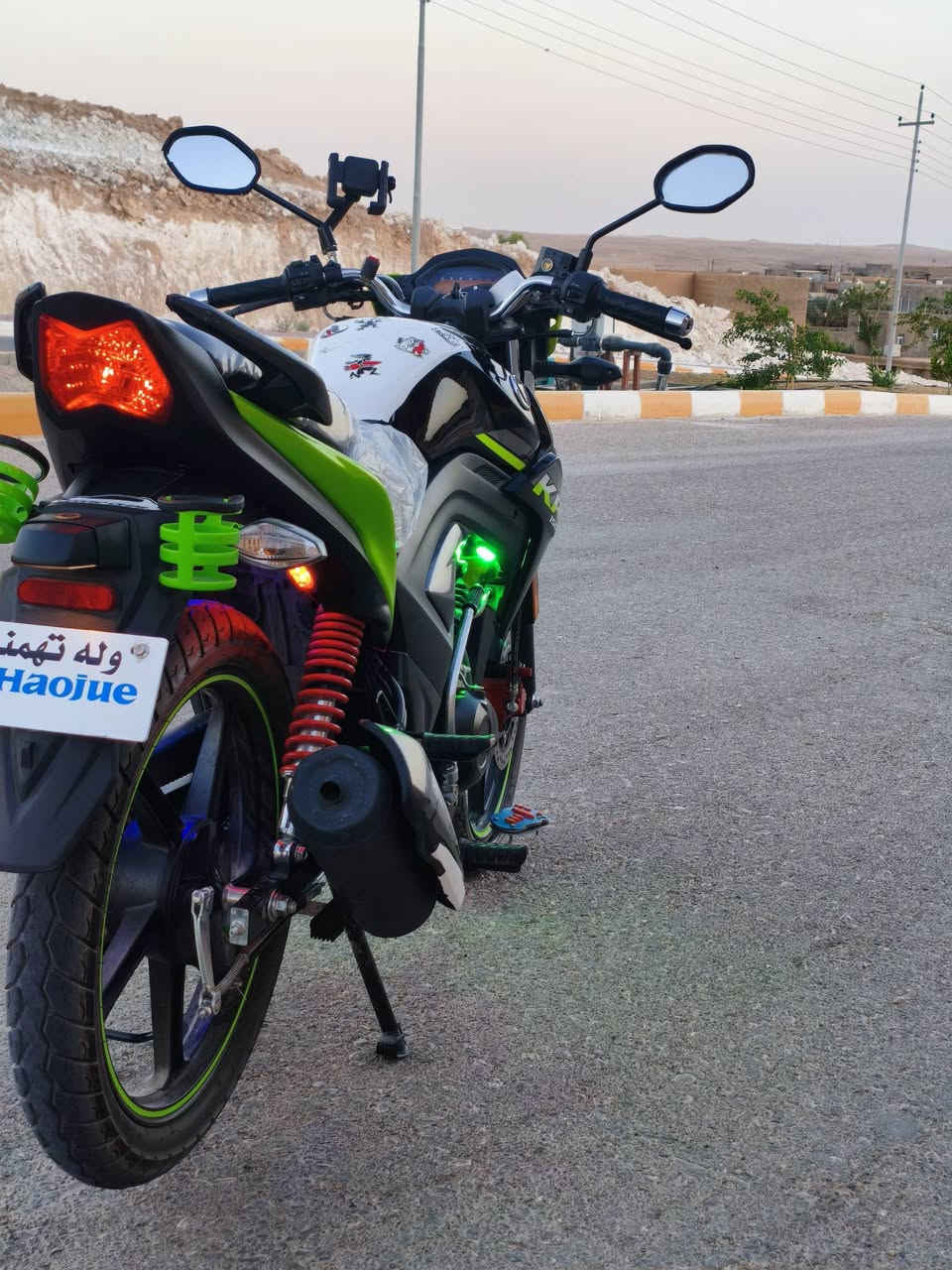 السلام عليكم  
هوجي AKالشكل الجديد مشدود بشهر 8
بعده جديد 
بيه بصمتين وسويجين 
مكان راوه 
السعر ملونين و475
مكمرك فقط
رقم ***********
الخاص مفتوح 
شباب المو شراي لا يتعبني ولا اتعبه
