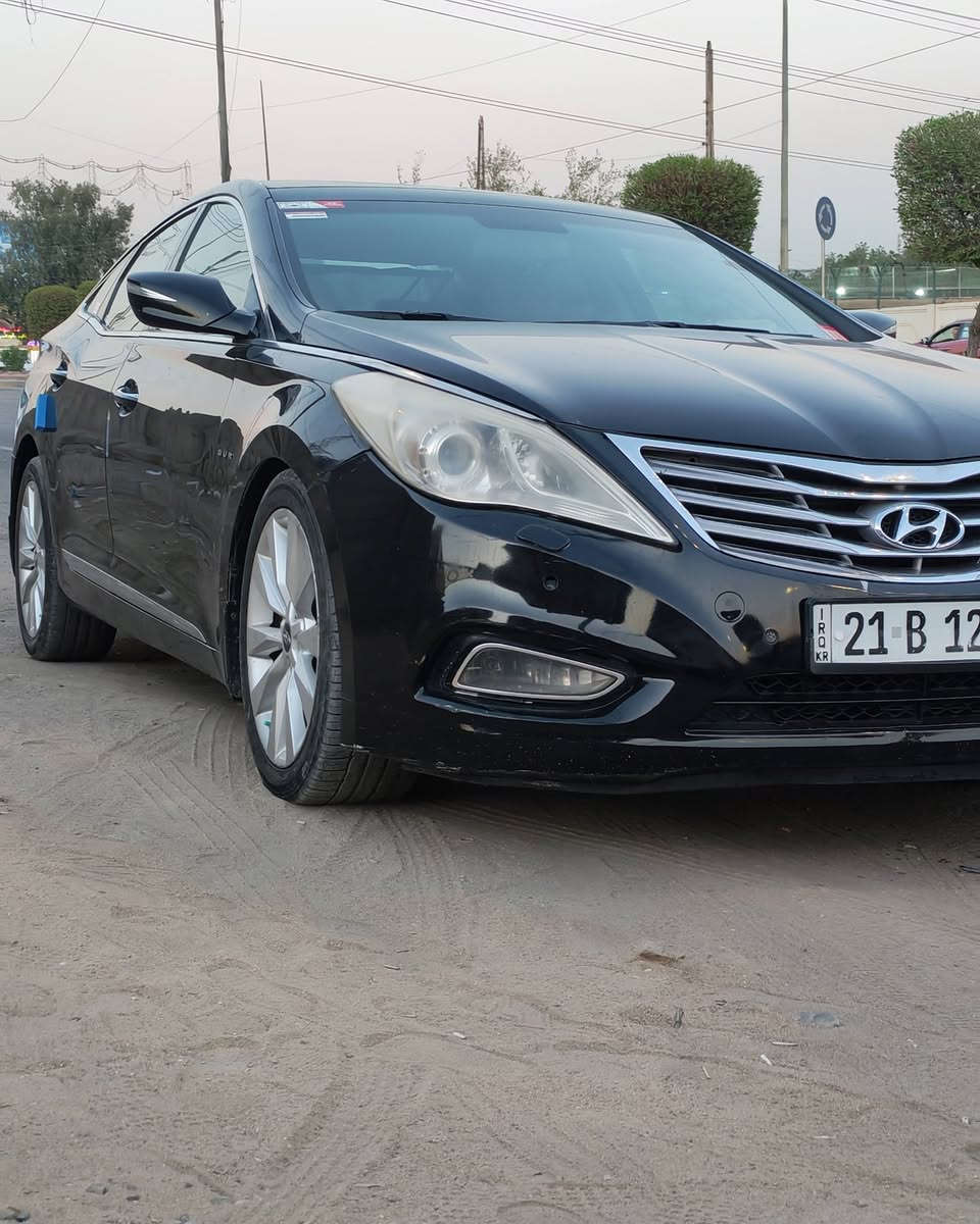 هونداي ازيره Vip خليجي 2012
المحرك V6 حجم 3000 المرغوب 
مكفولة كفالة عامه ماعدا شبر بقبق البانزين
السعر 110$وبيه مجال
فتحة سقف بانوراما.
مقاعد جلد كهربائية.
تحكم ستيرن 
لدد نهاري 
ذاكرة للمقاعد (Memory Seats).
تبريد وتسخين للمقاعد الأمامية
ستارة خلفية كهربائية.
حساسات أمامية وخلفية.
كاميرا خلفية..
تشغيل بصمة  Start/Stop.
نظام صوت Infinity الفاخر.
تكييف أوتوماتيك ثنائي التحكم.
مرايا كهربائية مع طي كهربائي وإشارات LED.
بريك يد إلكترونية.
إطارات + سبير جديد 
صدر أمامي خلفي جديد
مكان السياره بغداد مدينة الصدر
***********
