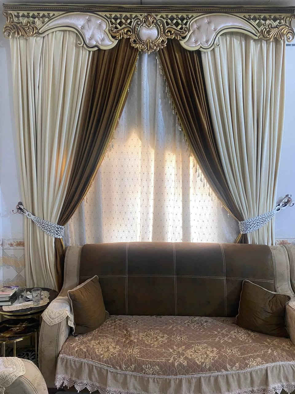 ديوان 7قطع نضيف كلش 350
بردات ام التاج الملكي الوحده ب150
معرض ومنضد خشب 250
ثريه 100
ميز ابلازمه 150

للتواصل ***********
