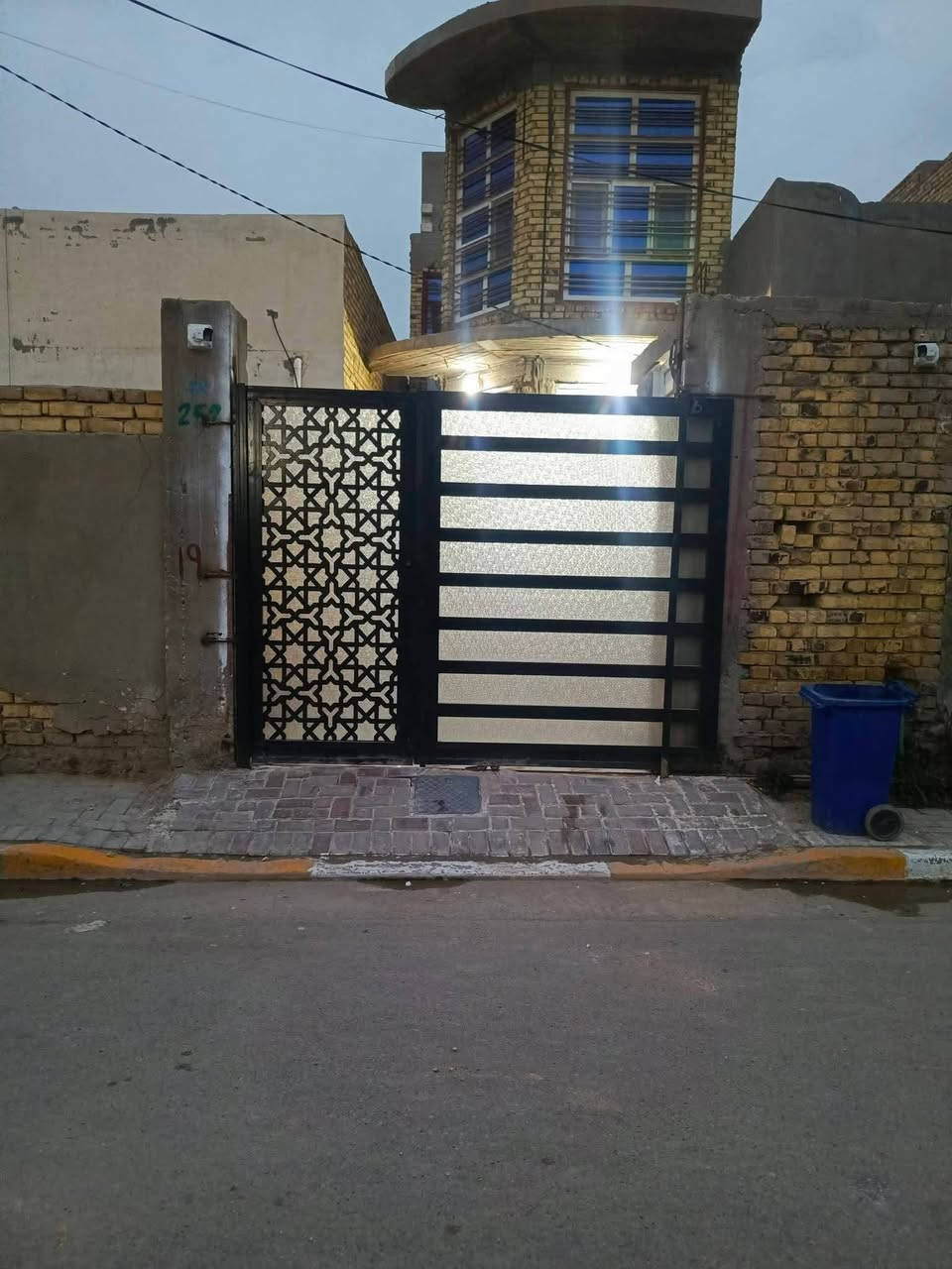 سلام عليكم بيت حي الفرات مساحه 109 طابقين بناء حديث  للتواصل ***********خلف عماره حجي عطيه
