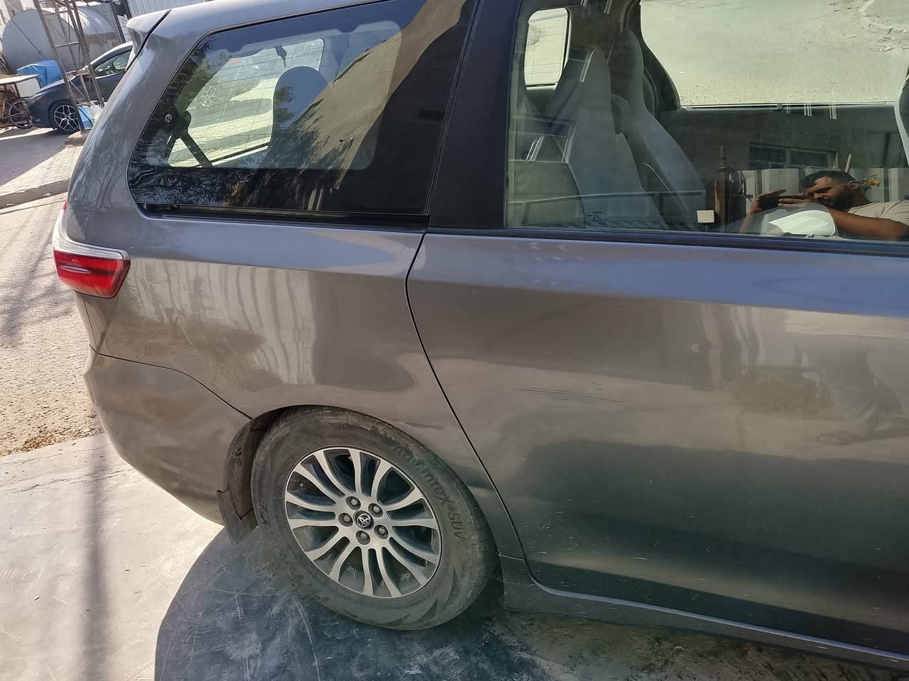 السلام عليكم 

🚐 للبيع تويوتا سيينا 2018 XLE Limited

⭐ وارد أمريكي — بدون ضربة
⭐ استعمال خصوصي — لوحة بغداد
⭐ 6 سلندر | 3500 CC
⭐ ماشية 250,000 كم
⭐ 7 راكب
⭐ كير 8 سرعات
⭐ السيارة بحالة ممتازة جدًا وبحالة الوكالة
⭐ المحرك بحالة ممتازة

🔹 تبريد 3 قطع
🔹 أبواب كهربائية
🔹 مقاعد أمامية كهربائية مع تدفئة وتحكم
🔹 تحكم ستيرن
🔹 فتحة سقف
🔹 لايت شمسي وزينون
🔹 حساسات أمامية وخلفية
🔹 كاميرا خلفية
🔹 مانع انزلاق
🔹 تحديد مسار
🔹 مراقبة الزوايا الميتة
🔹 مواصفات XLE Limited كاملة

💰 السعر: 175 ورقة

📍 بغداد — حي الجامعة

📞 ***********
