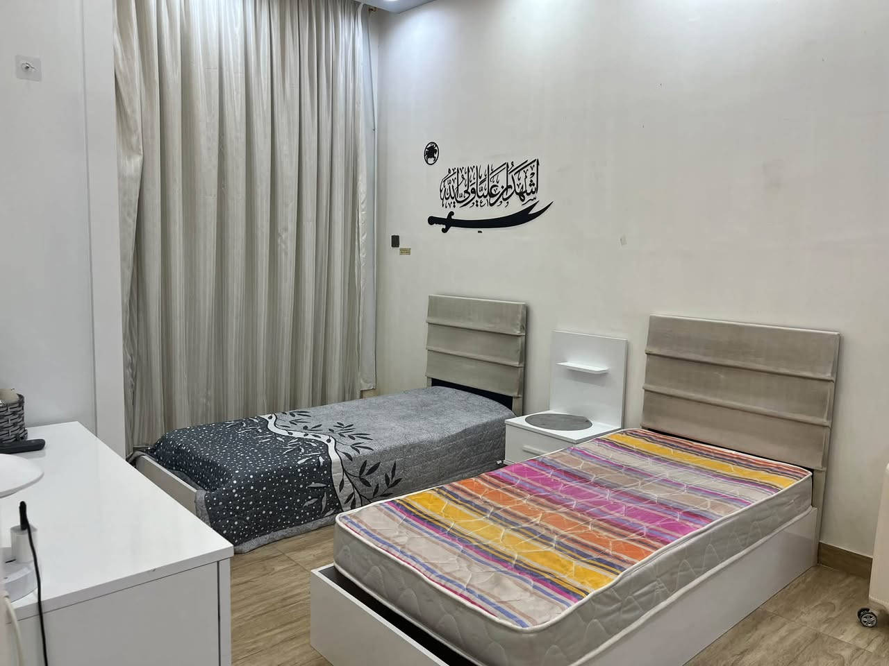 سعرها ٦٠٠ وبيها مجال للاستفسار دايركت او رقم ***********
