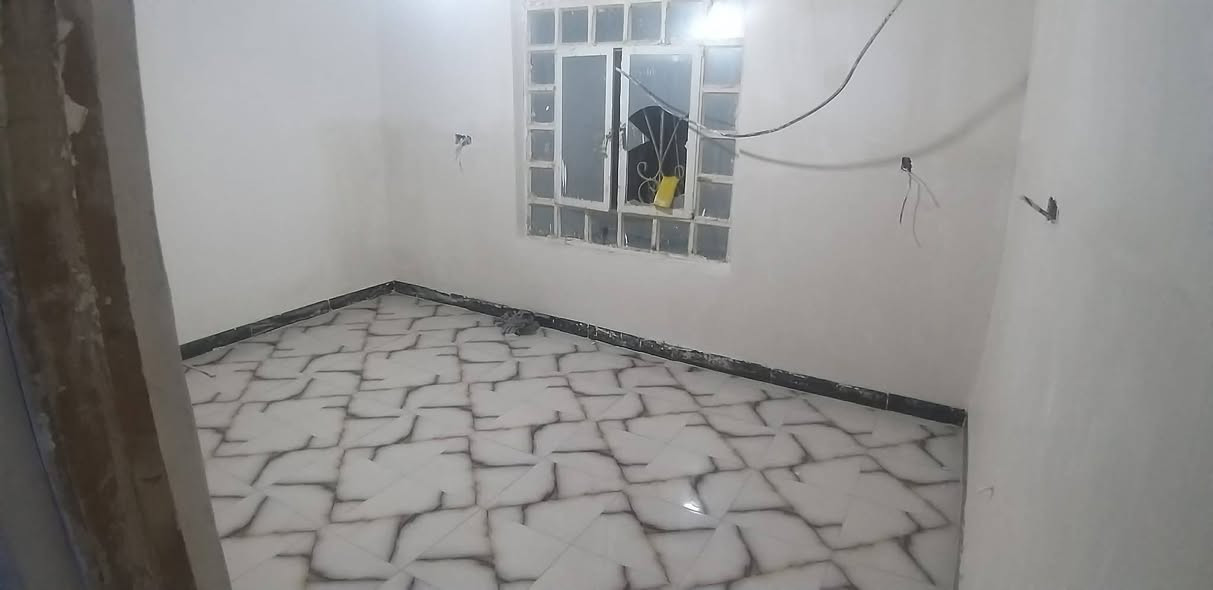 السلام عليكم بيت للبيع🏠 
المساحه ١١٠ مربع السعر ٢٦ وبي مجال  قليل العنوان شارع المطار القديم قرب اسواق الامير اتصال ***********  واتساب النجف, العراق
