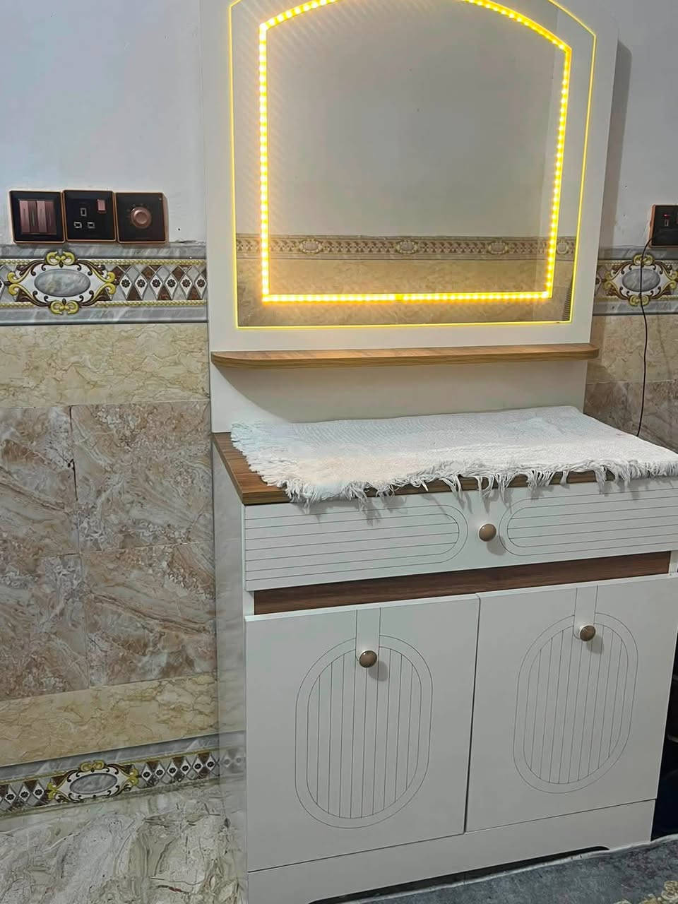 غرفة تركيا ام ثنين نفر. 6 قطع  نضيفة جدا. بيع مستعجل. ٧٥٠ وبيه مجال بسيط. مكان حي العامل شارع المركز. للتواصل على هذا رقم ***********
