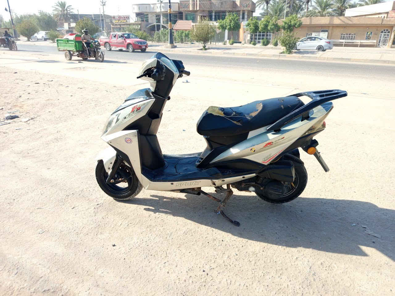 السلام عليكم سكنس كوري مو صيني كوري 
محرك ١٥٠ كفاله من فتح وتبخير وتنقيص ونضوح 
درجه شلعه ومعدل خير من الله شرط تعلك بيك كهربائيات كله كامله سلف هندر لايتات زنون كفراته زينات مكان الدراجه حله السعر ٣٤٠ وبيه مجال بسيط 
***********
