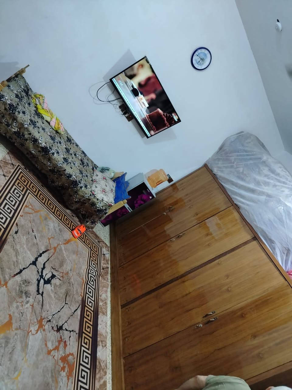مشتمل للبيع منطقة الخاجيه قرب شارع اربعين وقريب على مدرسة النوافل مساحه ١٠٠م بناء سنة ٢٠٢٠  طابق ونص غرفتين وستقبال وهول ومطبخ وصحيات خارجيه وداخليه سعر وتفاصيل اتصل ***********
***********
