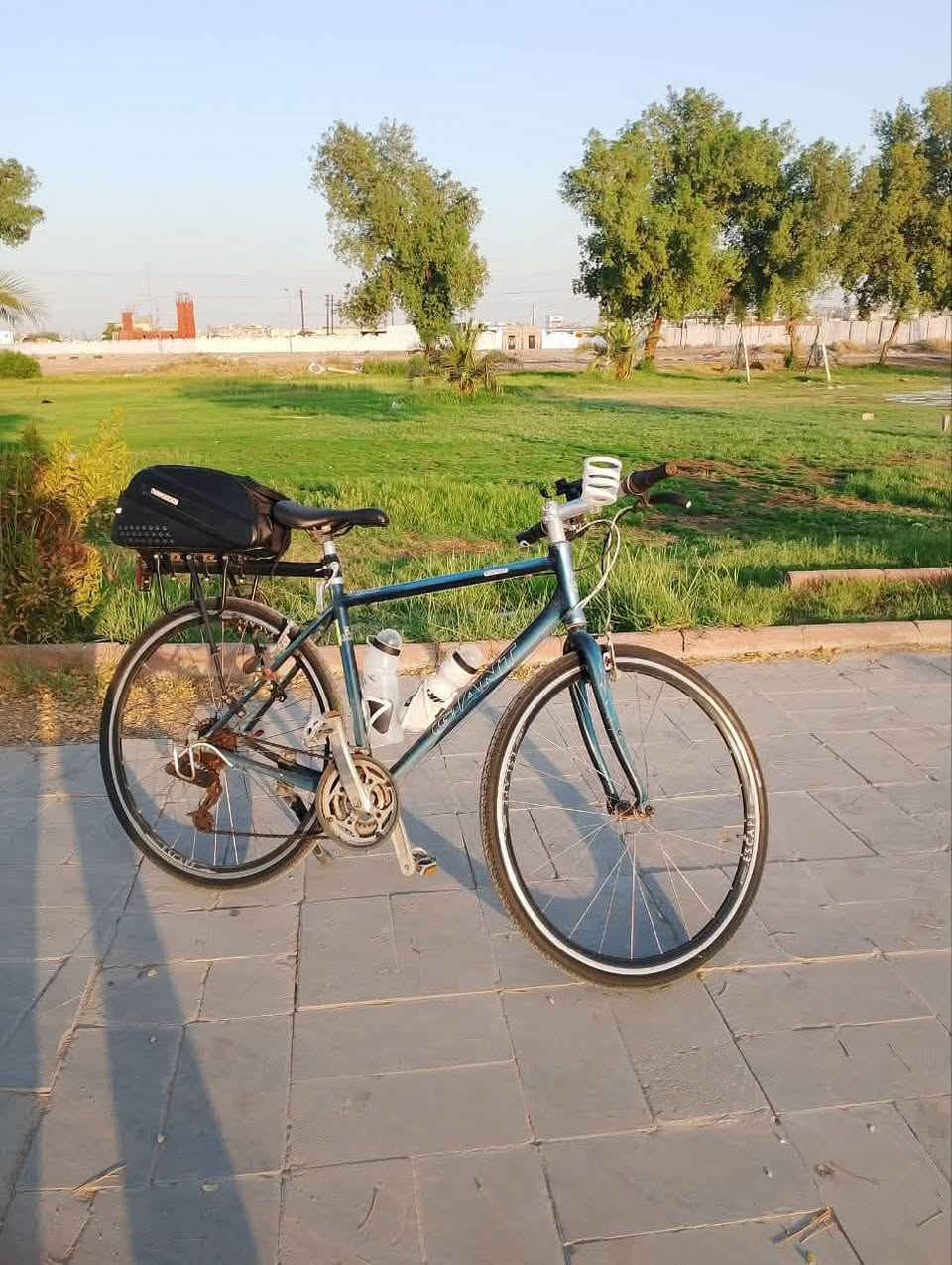السلام عليكم عندي دراجة C700 من ماركة GIANT ESCAPE العالمية معدن الدراجة ألمنيوم حجم 28 M لشة عاليه الدراجة مخصصة للمسافات الطويلة سياقة مريحة وسريع وشاد كشن طبي قبل فترة قصيرة وسيبايه وحقيبة ترحال ضد الماء اصلية والدراجة كاملة كلشي شغال بريكات والعقارب وسستم الدراجة من الشركة اصليات سبب البيع عدم التفرغ بسبب الدوام والعمل مكاني بغداد حي العامل سعر 200 سعر نهائي مع ملحقات الدراجة 
***********
