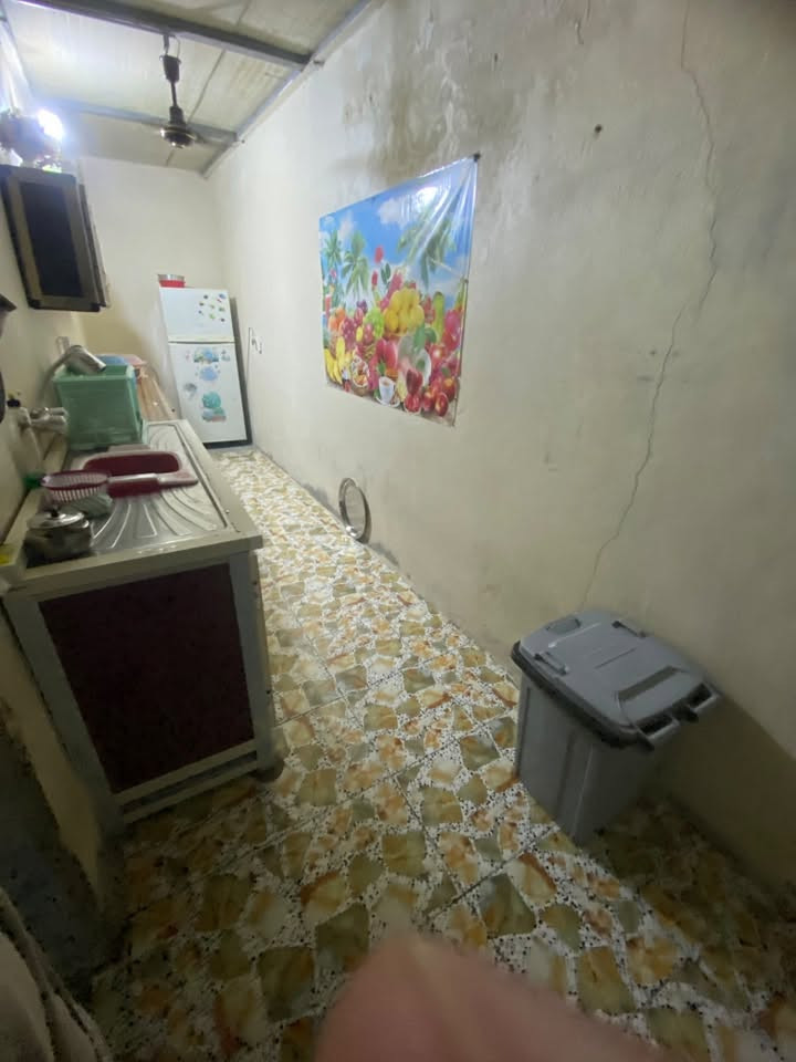 السلام عليكم بيت للبيع مكانه ابوخستاوي شارع اسماك الفرات مساحته 150سعره 28بيت كامل شراي اتصل على هاذا الأرقام 
*********** 

‏***********
