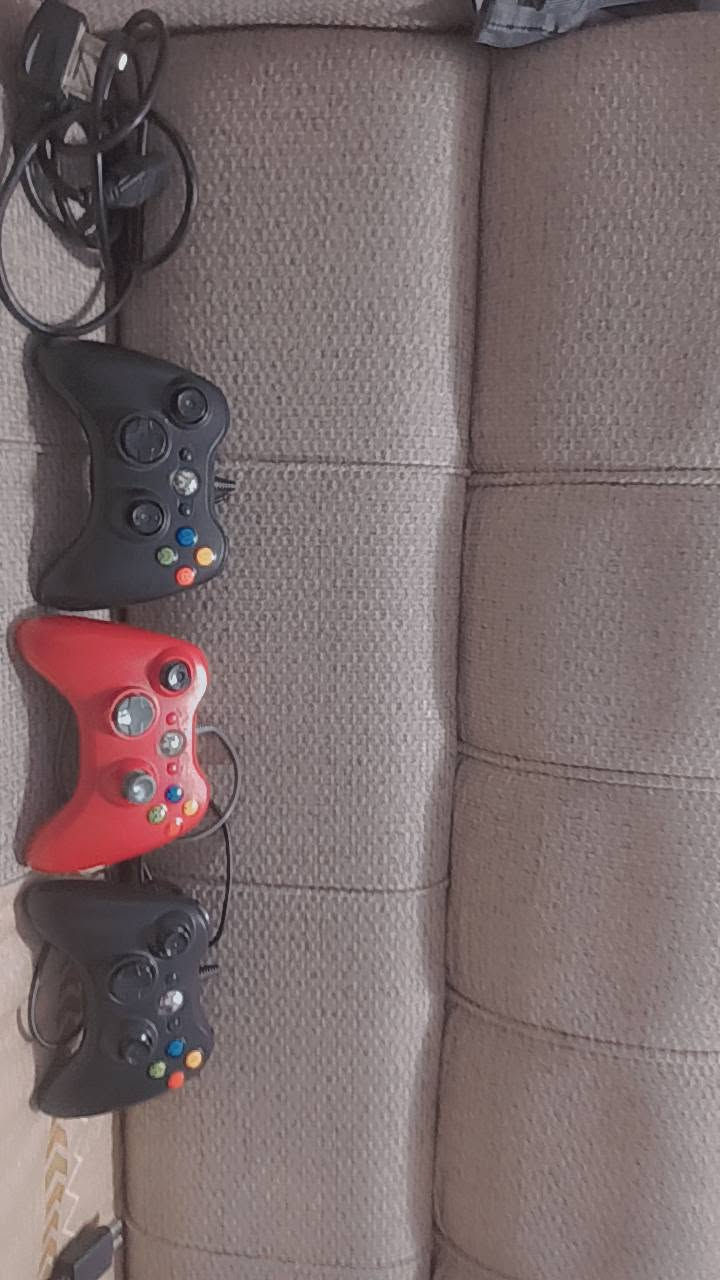 اكس بوكس 360 مهكر نضيف مع 3 يدات 100لعبه قويات بسعر 70الف وتوصيل داخل بغداد جيمع المناطق ورقم تواصل ***********
