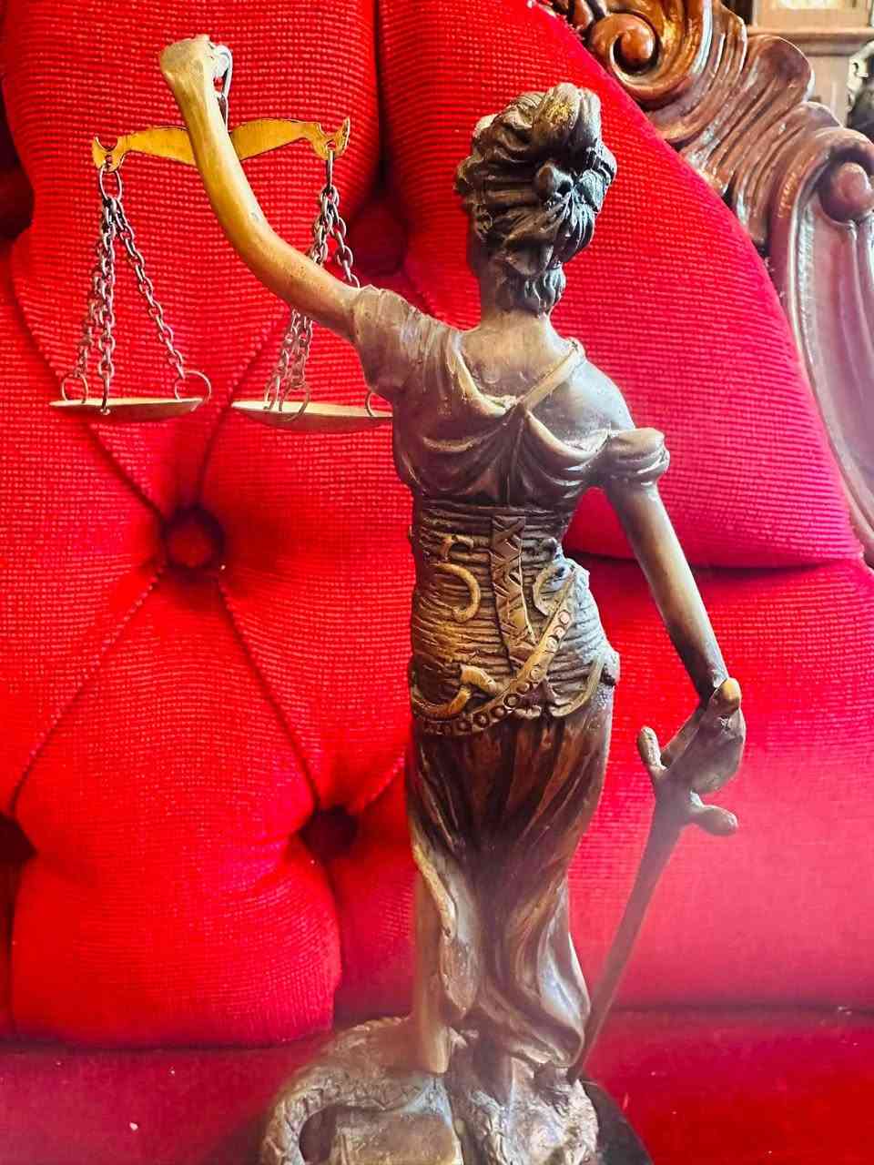 سيدة العدالة • برونز فرنسي • ٢٧سم