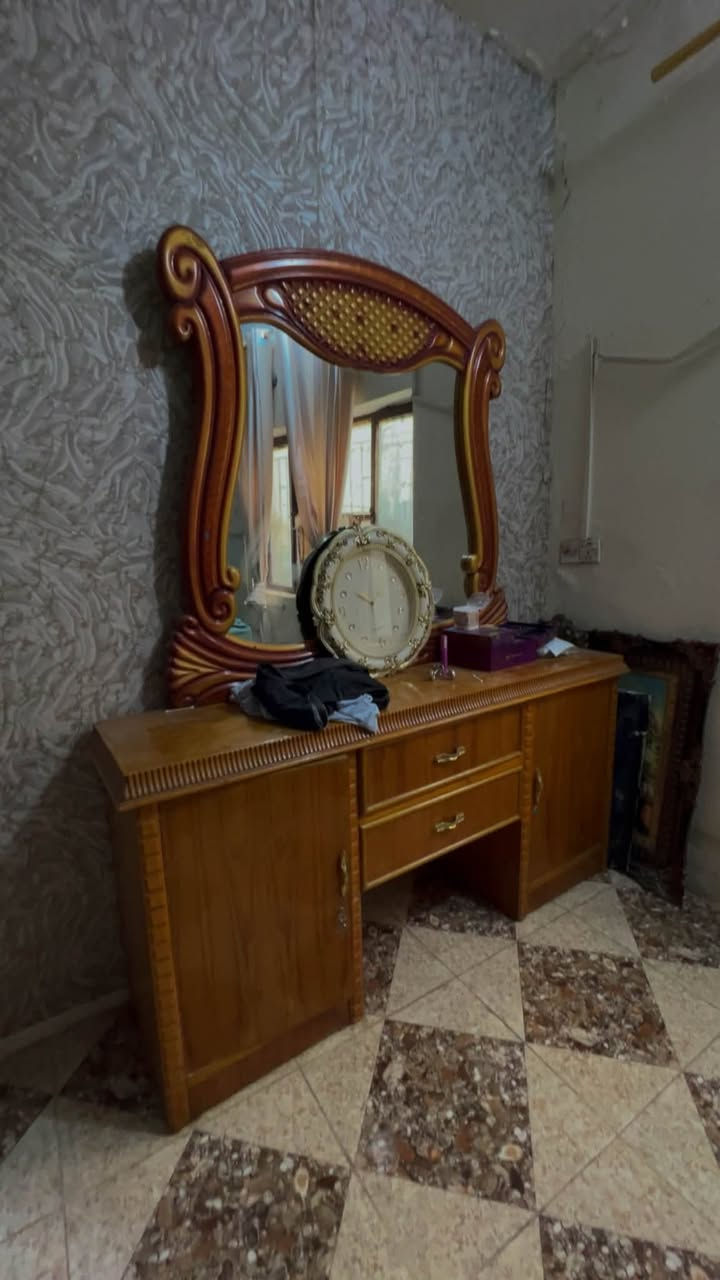 سلام عليكم غرفه صاج عراقي درجه أوله نضافه 100/100 السعر 800 وبيه مجال للطيبين العنوان الحسينية 
للتواصل ***********
