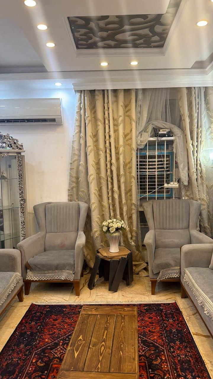 🏡 للبيع دار سكني في بغداد – الغزالية / بداية شارع الضغط
📍 الموقع: الغزالية – بداية شارع الضغط – محلة 673.

📐 المساحة: 120 متر مربع.

🏠 الواجهة: 6 متر.

📏 النزال: 20 متر.

تفاصيل الدار:

- 🚗 مساحة الكراج: 6 × 6 متر.
- 🛋️ مساحة غرفة الضيوف: 5 × 5 متر.
- 🏠 مساحة الهول: 4 × 5 متر.
- 🚿 يحتوي الدار على حمام.
- 🍽️ يحتوي الدار على مطبخ.

الطابق العلوي:

- 🛏️ غرفة بمساحة 6 × 4 متر.
- 🏗️ أمام الغرفة توجد مساحة تكفي لبناء غرفتين إضافيتين.

📞 للاستفسار والاتصال:
***********
