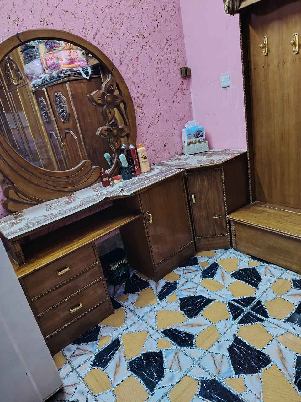 سلام عليكم غرفة اللبيع السعر 400 وبيه مجال للاستفسار الاتصال على الرقم ***********
