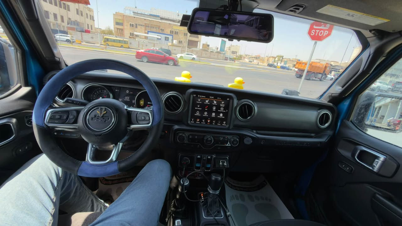 جيب رانجلر موديل 2022 روبيكون
* النظام: Plug-in Hybrid 4xe
* القوة: حوالي 375 حصان
* العزم: حوالي 637 نيوتن.م
* القير: أوتوماتيك 8 سرعات
* الدفع: 4×4 دائم/قابل للاختيار
* نظام الدفع: Rock-Trac 4x4
* الدفرنسات: Tru-Lok إلكترونية أمامي وخلفي
* التعليق: Heavy-Duty
* الـ Sway Bar: فصل إلكتروني أمامي
* وضعيات القيادة: Hybrid / Electric / eSave
* البطارية: ليثيوم-أيون Plug-in
* الشحن: AC
* الخلوص الأرضي: حوالي 27 سم
* زاوية الاقتراب: حوالي 44°
* زاوية المغادرة: حوالي 37°
* زاوية كسر المنحدر: حوالي 22.6°
* عمق الخوض بالماء: حوالي 76 سم
* التايرات: قياس Rubicon الشائع LT285/70R17
* الجنوط: 17 إنچ
* الأبواب: 4
* السقف: قابل للإزالة
* الأبواب والزجاج: قابلة للإزالة/الطي حسب التجهيز
الضرر جاملغ عكس السايق بدون شواصي 
السعر 270 وبيها مجال
ماشيه ١٧٨ الف كيلو 

***********
