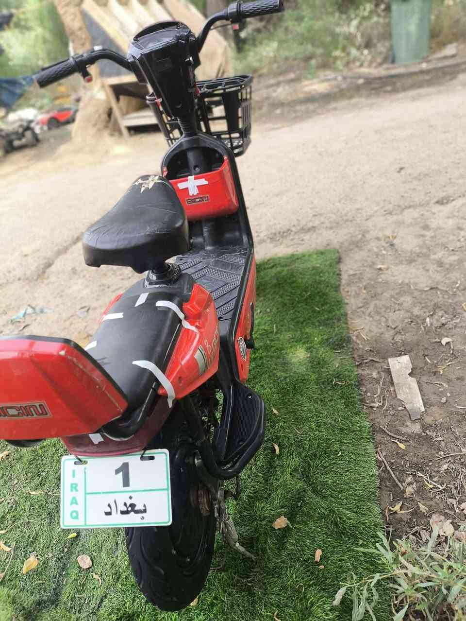 السلام عليكم دراجه شحن للبيع حلوه ونضيفه الشاشة ام الدشبول البطاريات بحاله جيدة تايرات جدد الكهربائية كلها شغاله الدراجه حلوه ونضيف وقل الشهر من اخذته السعر 250وبيها مجال المكان بغداد جسر الجادريه  للستفسار ***********
