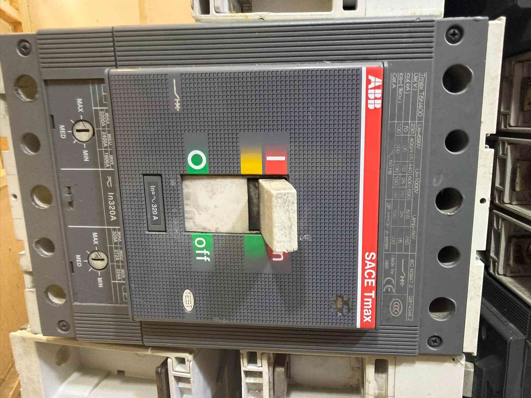 قواطع ABB • ١٦٠A-٨٠٠A