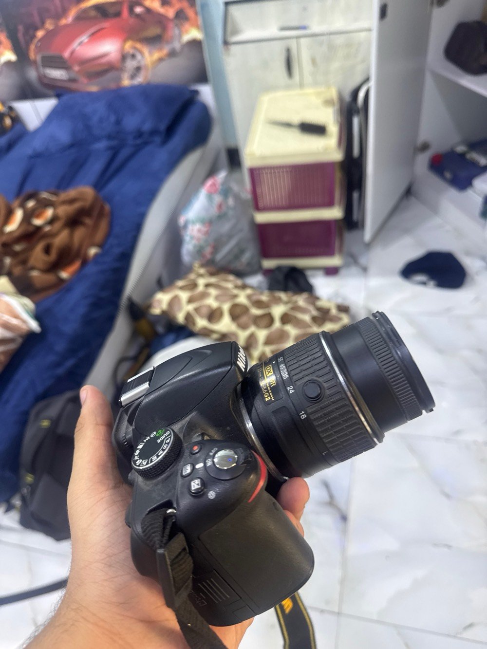 كامره نيكون d3200 نظيفه وتخبل بس الشاحنه مال بطاريه ضايعه تكدر تشتريها من اي مكان بالسوك سعرها رخيص