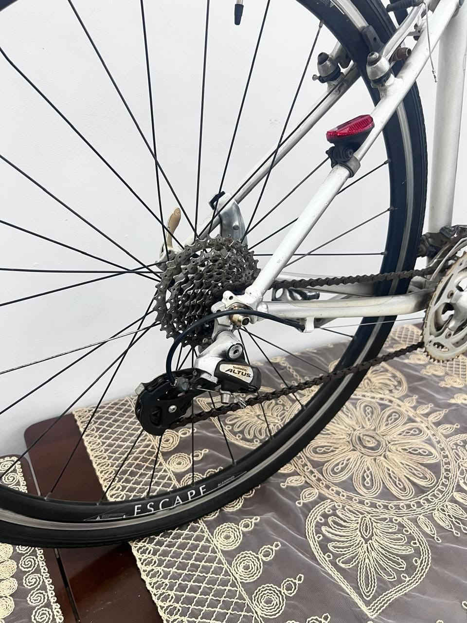 للبيع دراجة هوائية جاينت إسكيب (Giant Escape).
​نوع الدراجة: دراجة هجينة (Hybrid Bike) مناسبة للتنقل اليومي، الشوارع، والتمارين الرياضية الخفيفة إلى المتوسطة.
​حجم الإطارات (العجلات): 700x35C (قياس رياضي قياسي للمدن والطرق).
​مادة الهيكل (الإطار): ألمنيوم (Aluminium) خفيف الوزن ورياضي.
​نظام الفرامل: فرامل حافات لقاطة (V-Brakes).
​نظام السرعات (الناقل): ناقل حركة خلفي من نوع Shimano Altus مع 3 أطباق أمامية (3x) وتنقل سرعات متعدد المراحل مناسب للأنحدارات والطرق المستوية.
​الهيكل يبدو بمقاس 28 متوسط إلى كبير (M / L بناءً على ارتفاع الأنبوب والأبعاد).
السعر 170 وبي مجال مكاني بغداد تلفون ***********
