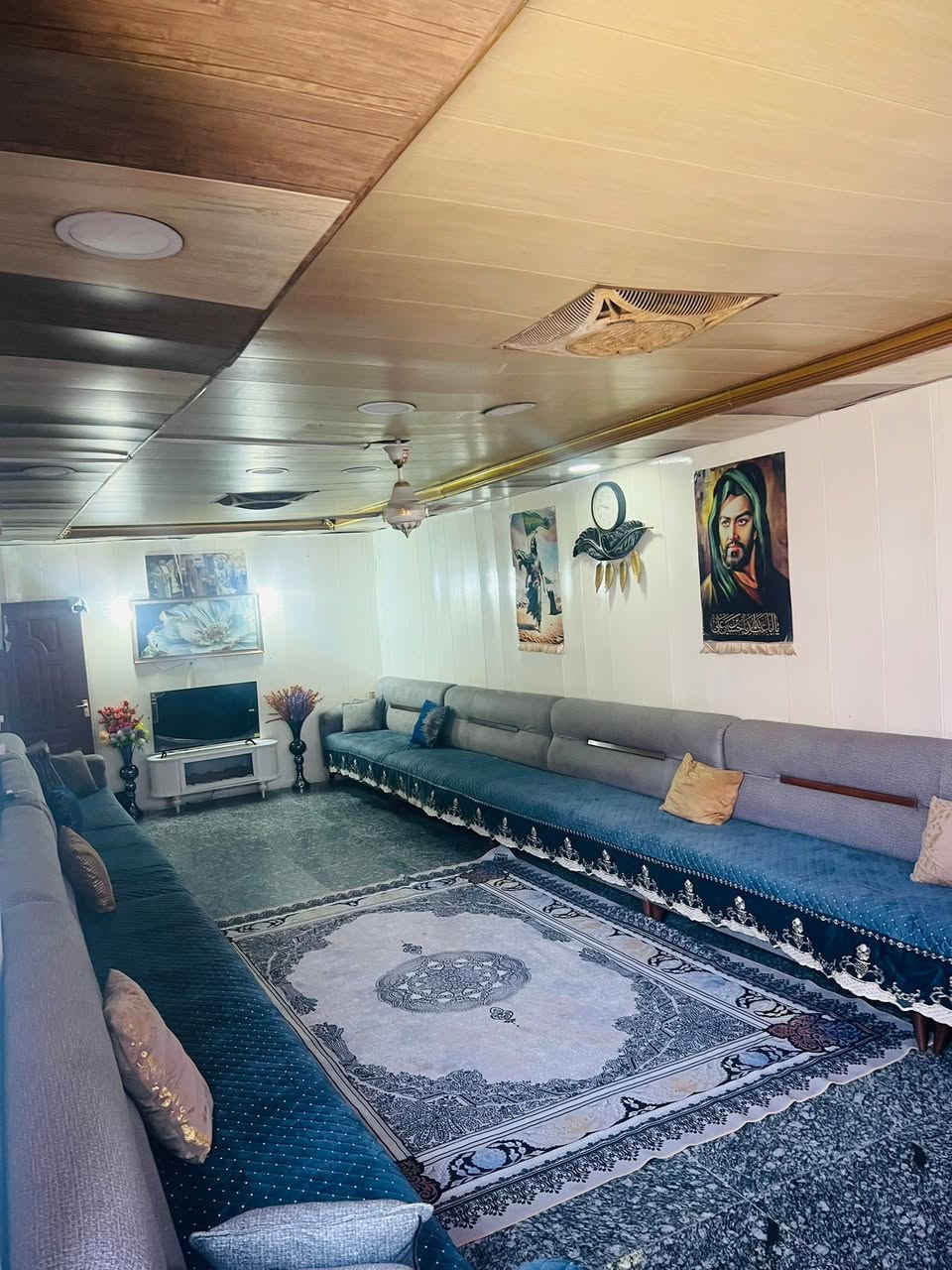 سلام عليكم بيت مساحة ٢٠٠ يحتوي علا غرف نوم ٥ وصحيات ٣ وكراج كبير  عنوان الحسنية قرب مجمع شهد مقابيل شارع العام اي ستفسار ***********
