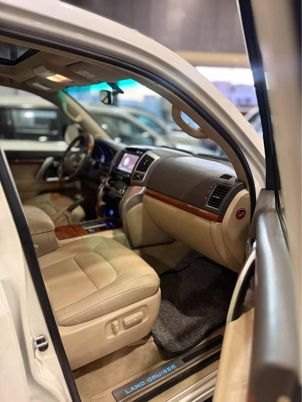 Land Gruiser 2015 
VXR V8 
153000 KM 
Fuulll 1/1 
حساس امامي و خلفي 
بصمه تشغيل عند بعد
بصمه ابواب خمسه
فتحه سلايت
كشنات جلد 
كشنات تبريد و هيتر 
تشغيل عن بعد
8 ارباگ
زراكات لايت 
مثبت سرعه
سبعه راكب
تحكمات ستيرن
تبريد مركزي 
ثلاجه 
و باقي مواصفات معروفه 

دعم +صبغ + تحويل+غرامات +وكاله + گير + مكينه + كهرباييات شرط 
مكينه ما مفتوح 

مكان سياره : دهوك 
*********** دهوك, العراق
