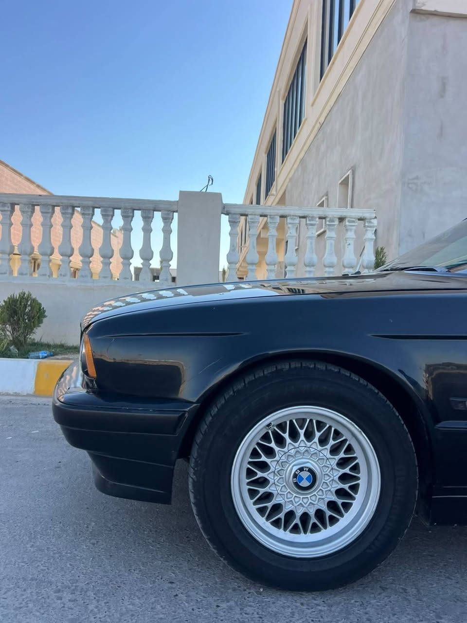 السلام عليكم الحلال للبيع
بيئم  525 اصل بليته. وسنويه موديل 1992
كير اوتماتيك. شرط بلاد. مكفول مسكر عدله 

بسعر مناسب جدا 49 وبيها مجال
صدر امامي خلفي كله مال كصه تخم تاير ويل خليه اصلي 
 محرك / كير / وصدر / تخم تاير / اكسل /   كهربيات شرط 
الموصفات /.    لايت سوار اصلي 
رقم صلاح الدين الماني شرط التحويل 
لايت بكلايت مال كصه اصلي 
السياره مصبوغه عام بدون ضربه بدون معجون وخياس
مكان السياره صلاح الدين تكريت 
***********
