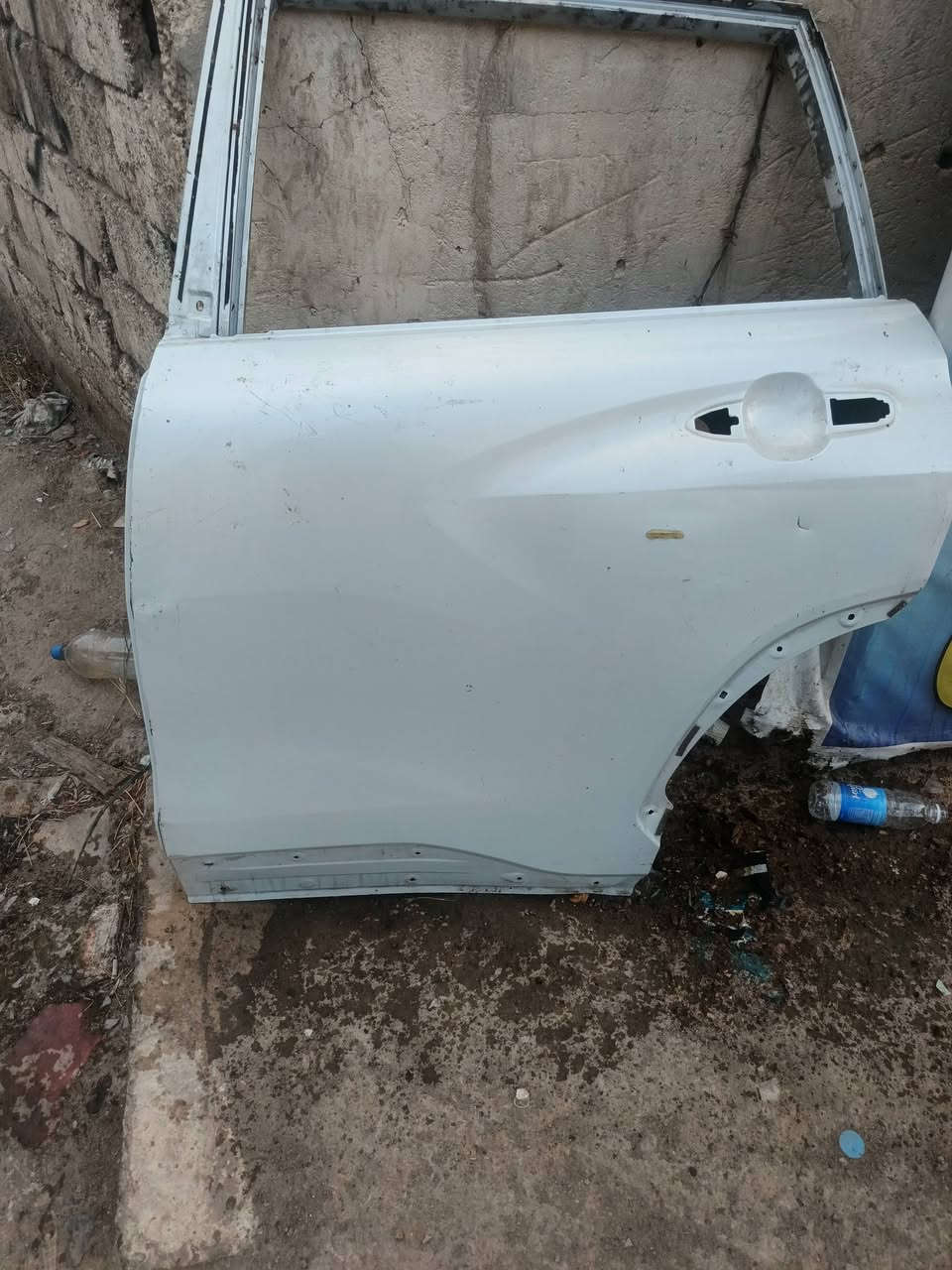 للبيع باب كورلا كروز خلفي جهة  السائق لون صدفي الباب نضافته 95٪ السعر 200 دولار قفل للتواصل ***********
