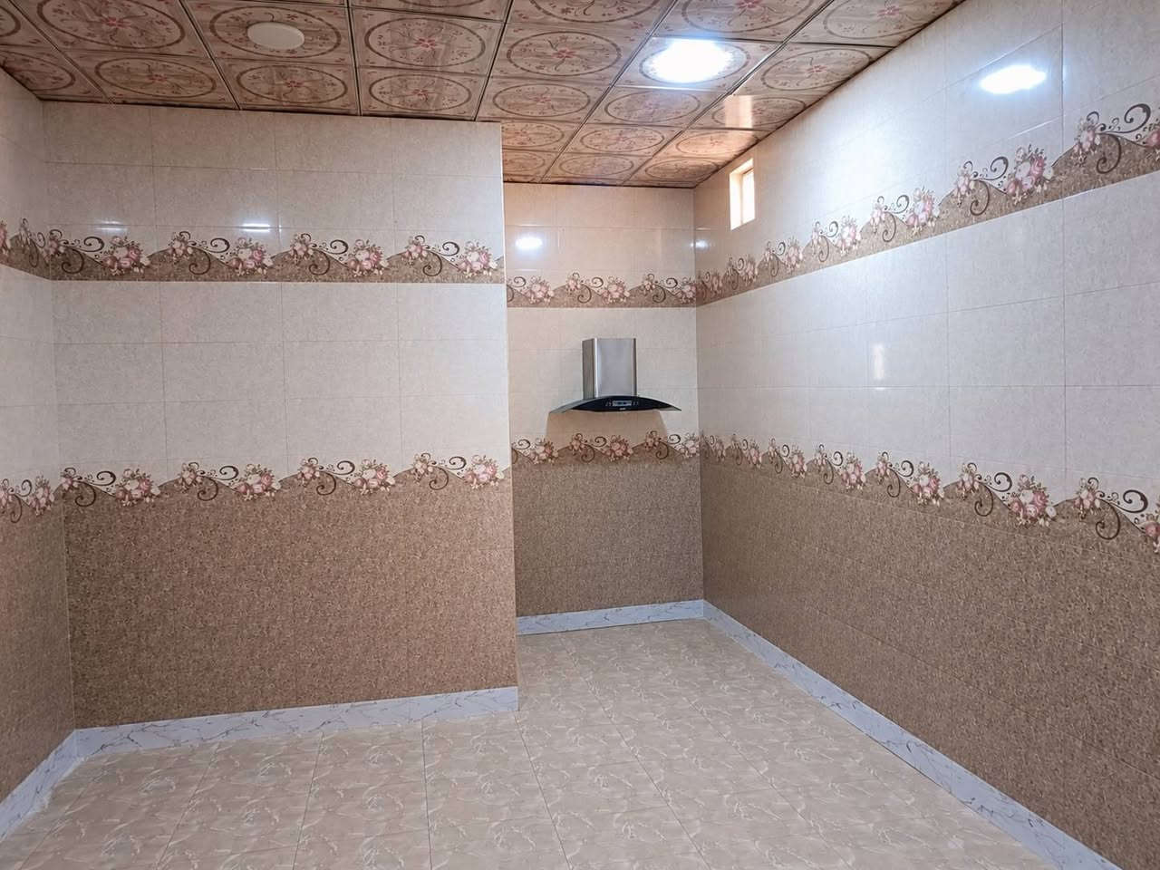 بيت للبيع مساحه 218متر طابقين ركن 
الطابق الاول 
دوانيه7×4
هول8×4
ثلاث غرف كلهن4×4
مطبخ5×4
حمام وصحيات داخلي 3×3 
حمام وصحيات خارجي
_____________
والطابق الثاني
 نفس الترتيب بس الدوانيه تختلف وغرف 2وحده 8×4وثانيه4×4
مناور عدد2مساحتهن2×1
_______________
الموقع الحيانيه المدينة الجديدة قرب مدرسه حلب ونادي الخليج
____________
التواصل
***********واتساب
***********شريحه
_____________
السعر 295مليون
والشراي نتساهل وياه
