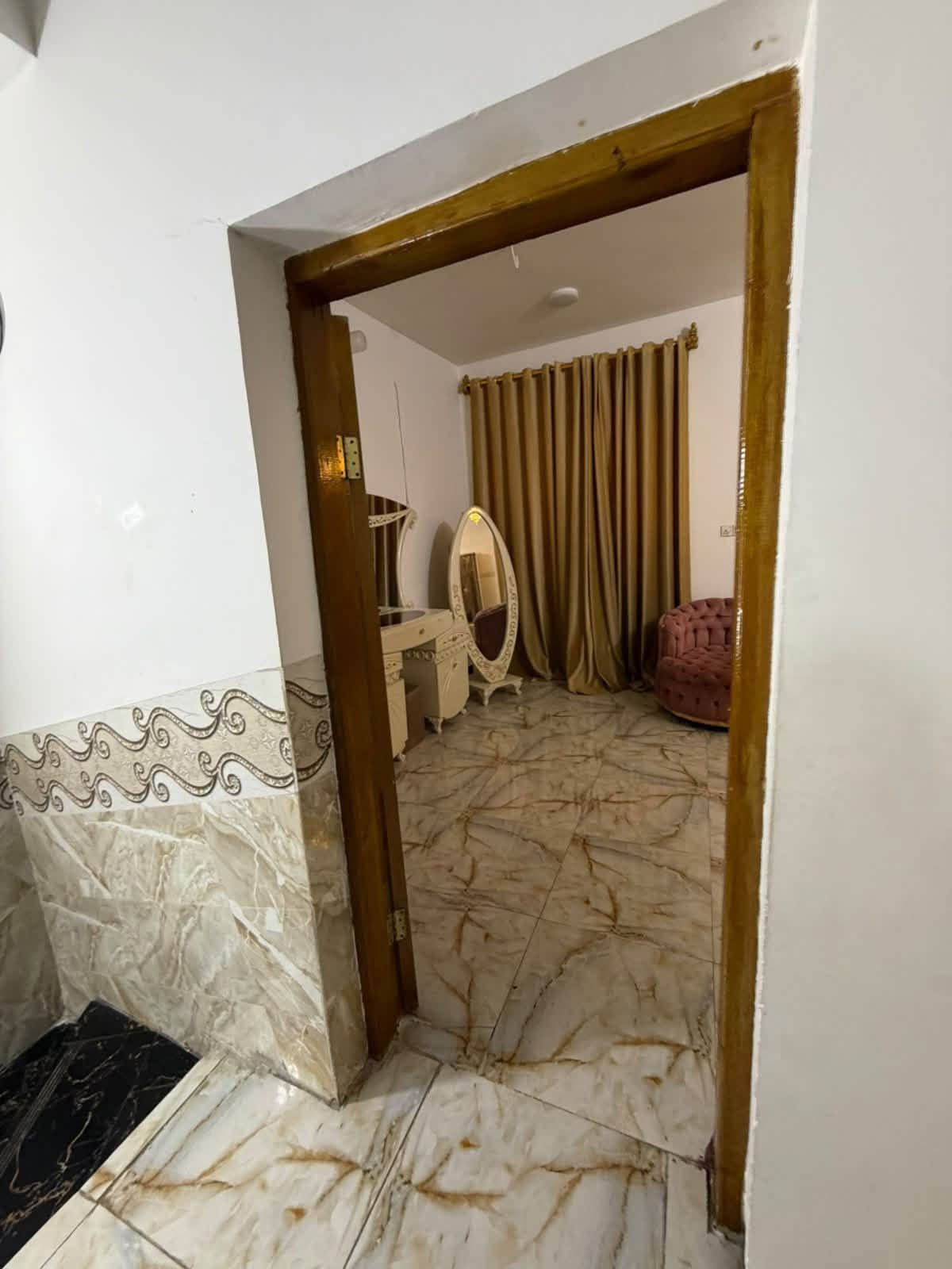بيت في حي النقيب شارع النهر مساحة ١٠٠ واجهيه ٨ نزال ١٢ جديد طابقين استقبال + صاله + غرفه + مطبخ + صحيات + منور البيت الطابق الثاني يحتوي على غرفتين كبار وصاله وصحيات يبعد دقايق عن شارع محمد الأمين الفرع مقابيل مول الحارث ***********

