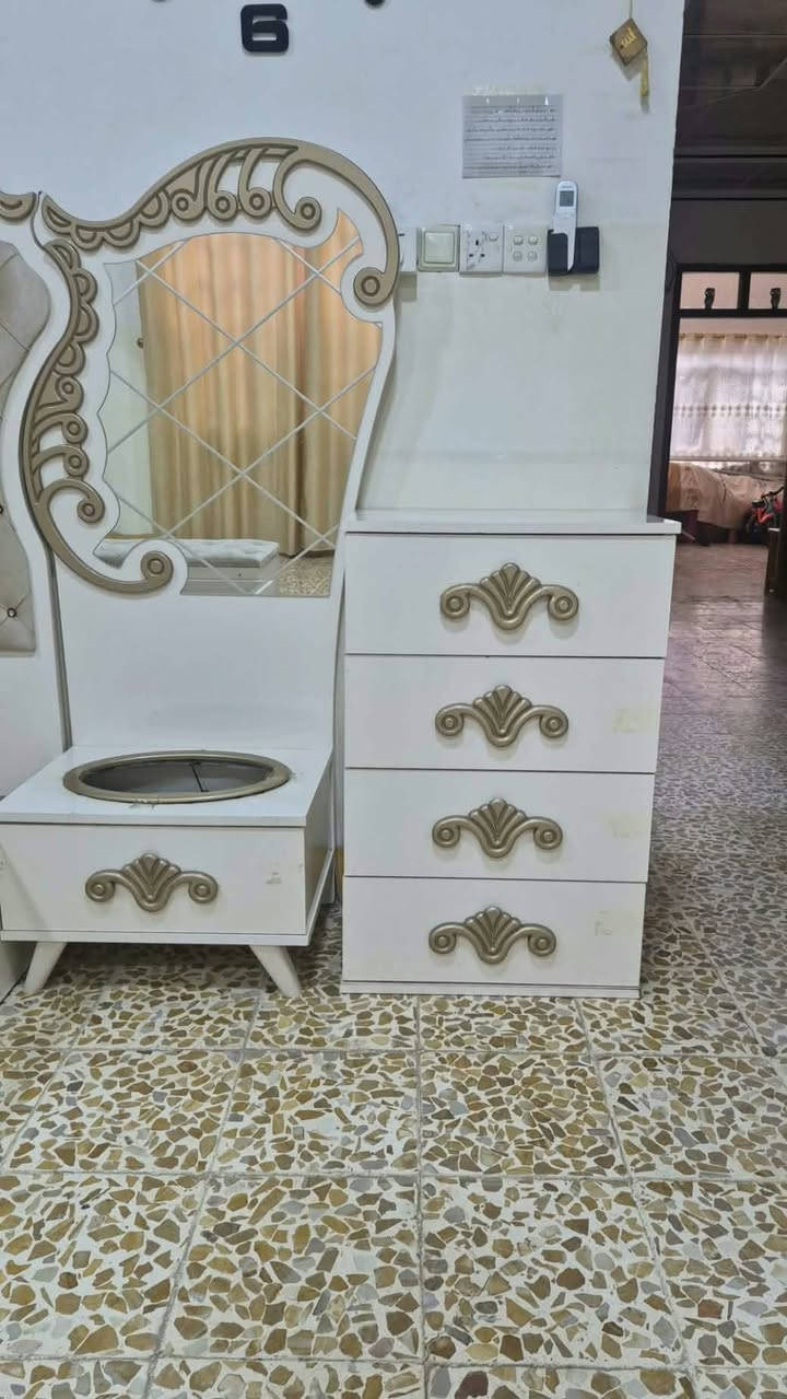 غرفة نوم • أثاث خشبي • بدون تفاصيل