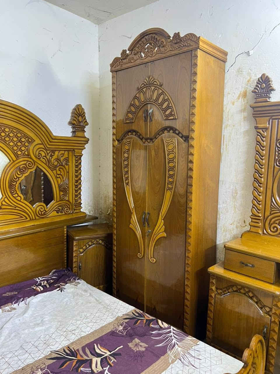 غرفه اخشاب مستعمله للبيع نظيفه جدا 6ابواب ملحق موديل حديث الزاويه كنتوريه ملحق السعر 650بغداد الاتصال ***********متواجد واتساب اكو توصيل بكروه
