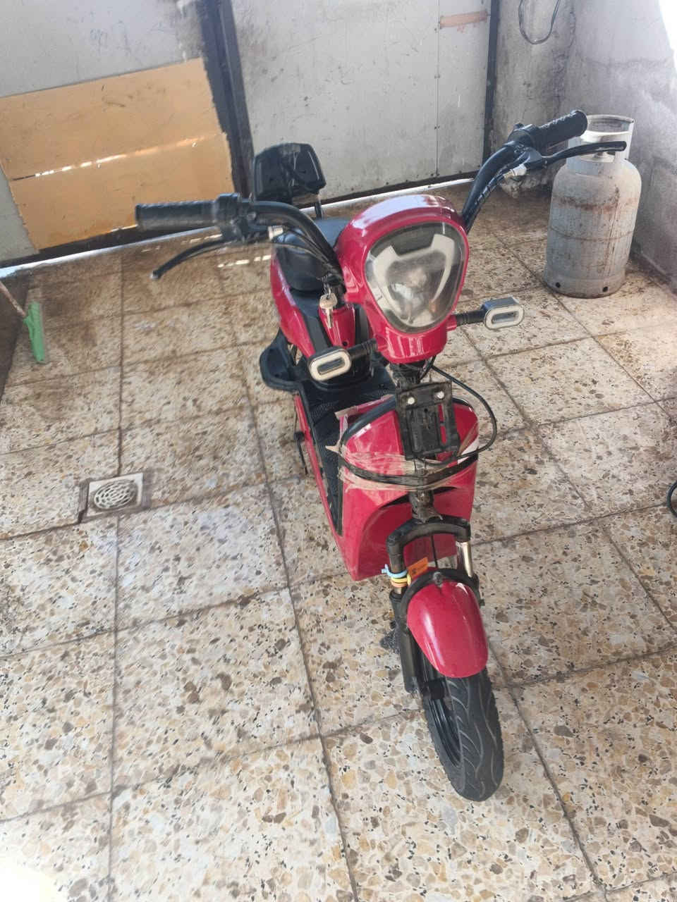 دراجه شحن حجم 14 دراجه نضيفه.. 
بطارياتها نضيفه وممتازه 💪
تمشي مسافه مابين 25 30 كيلو متر 🔥
تايراتها جديده جوبلس 🛵
بس يرادله صيانه قليله 👍🏻
سعر الدراجه 175 وبيهه مجال 🌹
للاتصال
*********** 📞
