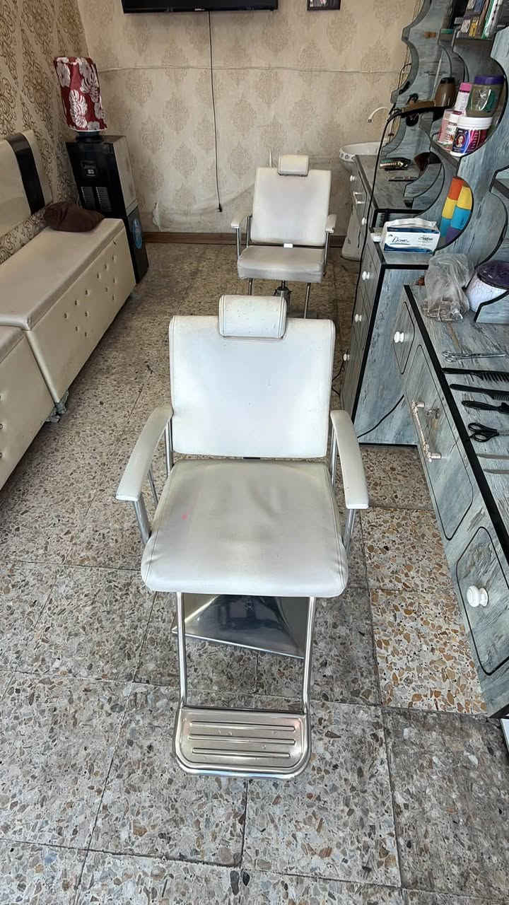 ميوزة عدد ثنين وكراسي عدد ثنين وخانة مال تنضيفات وتخم للبيع مستعملات شي قليل شراي يجي خاص او ع رقمي *********** 
مكاني بغداد/الشعب

