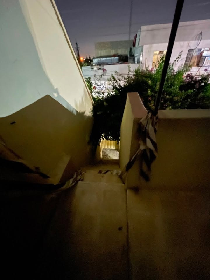 دار للبيع طابقين🏠
سند طابو صرف 📝 
الموقع:حي الزهراء(صدام) المربع الذهبي مدخل فرع الدرايج قرب جامع الشاكرين  [موقع المنزل موضح في الصور]
مساحة البيت:200متر مربع 
واجهه 10م
عمق20م
تصميم البيت نفه ومستغل للمساحة بشكل جميل
الطابق الاول :كراج يتسع لسيارتين،هول وسطي،مطبخ واستقبال وغرفتين في الصدر،صحيات،منور
الطابق الثاني :بنفس ترتيب الطابق الاول هول وسطي وصحيات واربع غرف 
اثنان منهم مطلة على بلكونة 
(علما ان احد الغرف فيها تاسيسات صحية وتصلح كمطبخ) 
الطابق الثاني له درج خاص وباب من الكراج (يعني الطابقين قابلين للفصل او التأجير لوحده)
بيتونة وسطح علوي كبير على مساحة البيت بالكامل 
  
للتواصل ومعرفة السعر والتفاصيل الاتصال:***********

